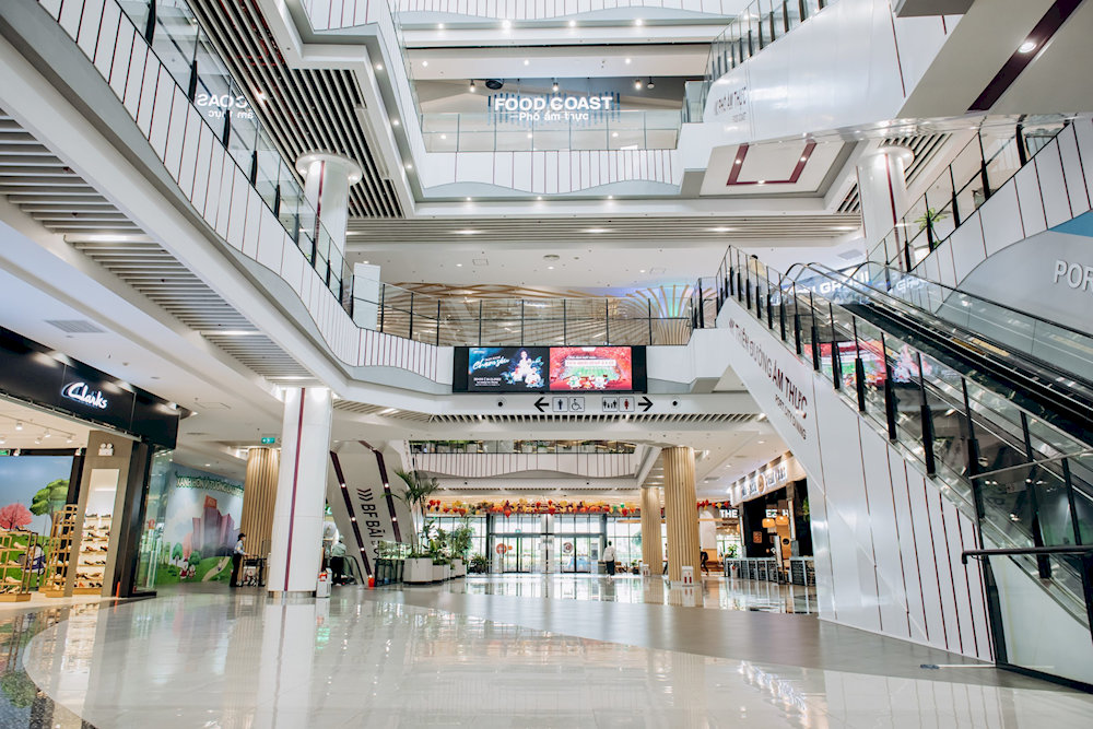 Spacious supermarket space, welcoming thousands of customers on weekends
