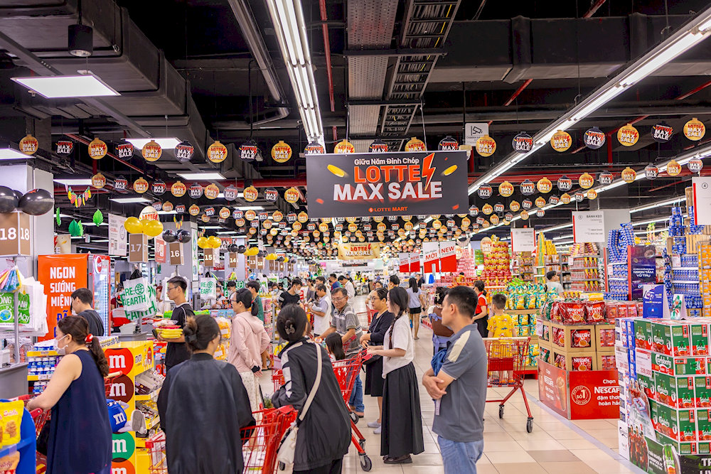 Lotte Mart is always packed with shoppers thanks to its wide range of products and irresistible sale events 