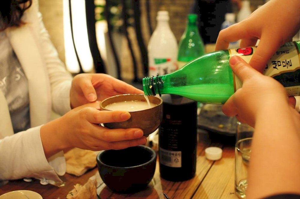 Uống rượu gạo Makgeolli