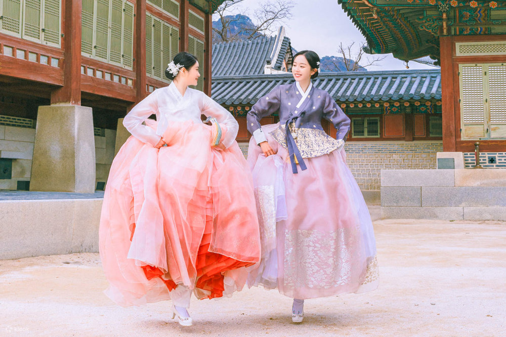 Mặc Hanbok dạo phố cổ