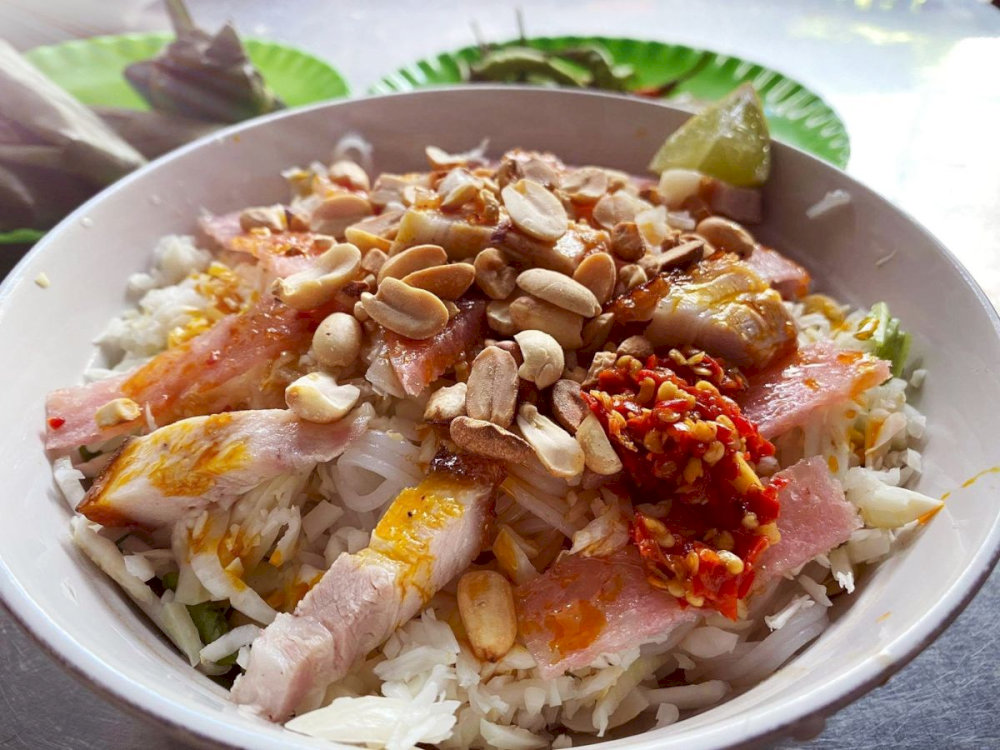 Bún mắm có thể dùng kèm thịt heo luộc hoặc quay