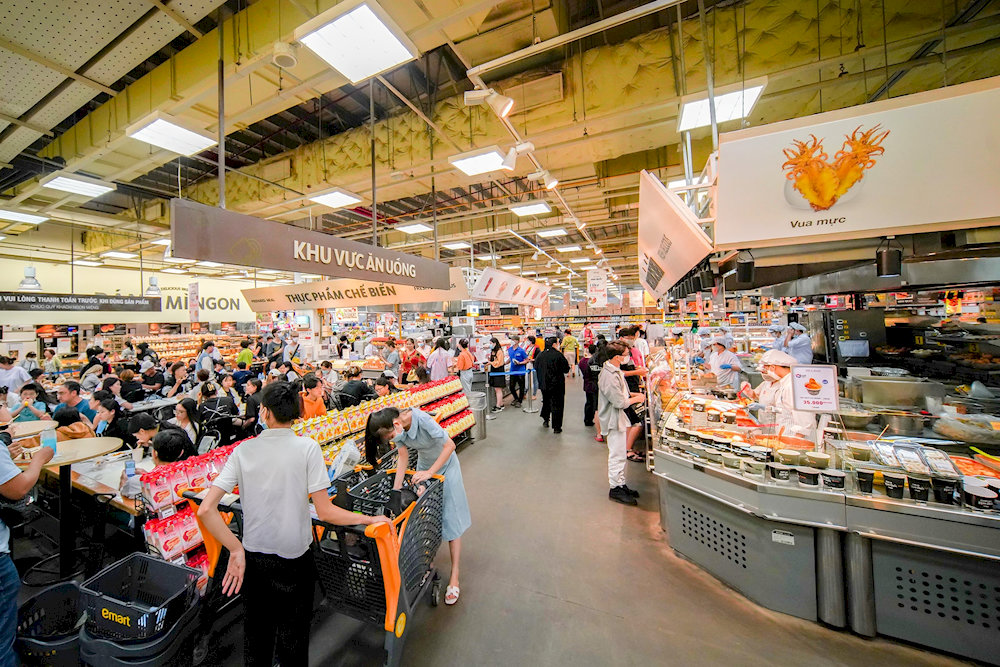 Emart attracts many customers thanks to its appealing and diverse ready-to-eat food counters