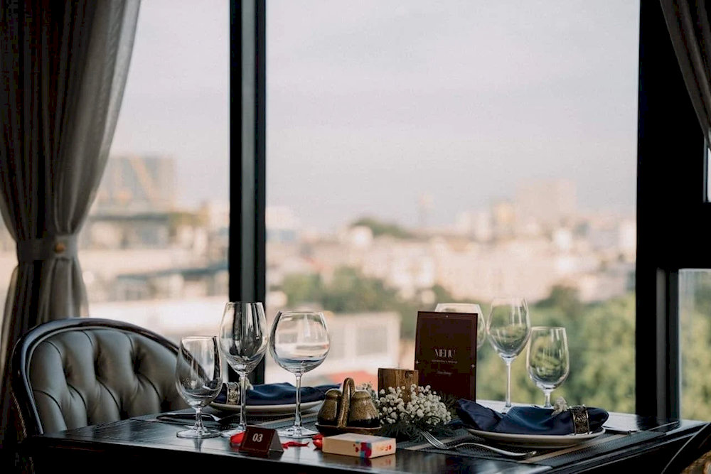 Diners enjoying the relaxed outdoor setting with city views