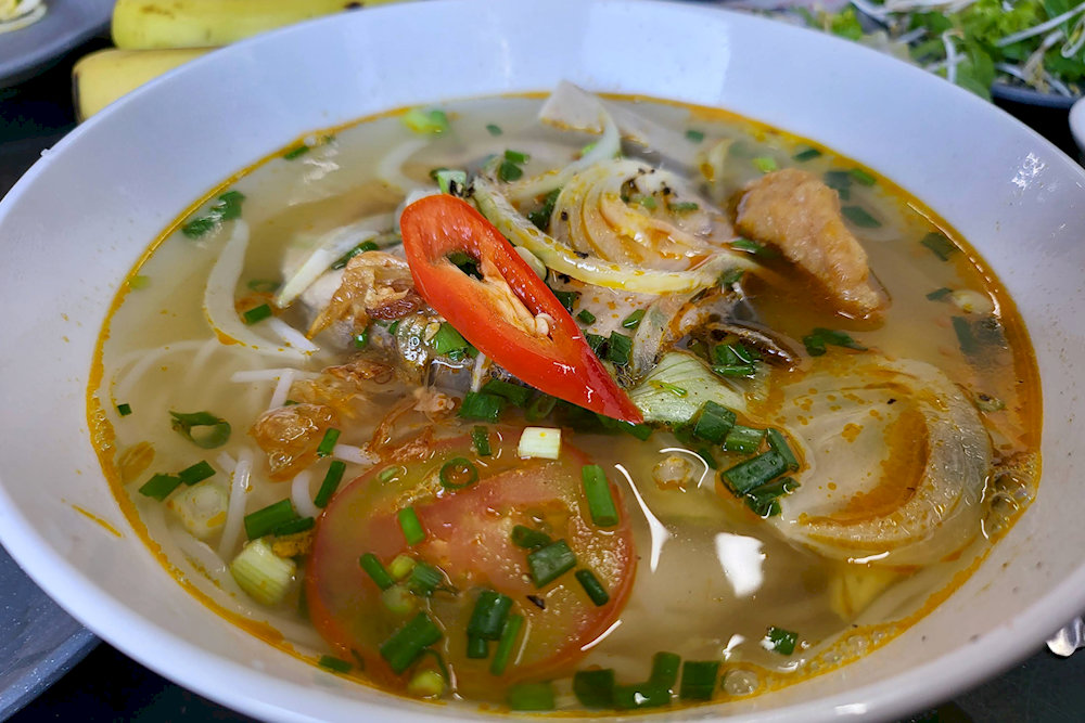 This light and savory fish cake noodle soup is served with fresh fish cakes and tender pieces of ocean-caught fish
