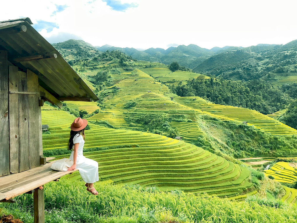 Make sure to arrive early in the morning or late afternoon for the best lighting conditions, as the golden hours will bring out the vivid colors and dramatic shadows of this beautiful village