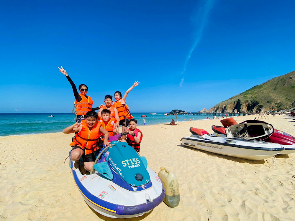 To beat the heat at Ky Co Beach, visitors should pack sunscreen, light clothing, a sunhat, and protective sunglasses 