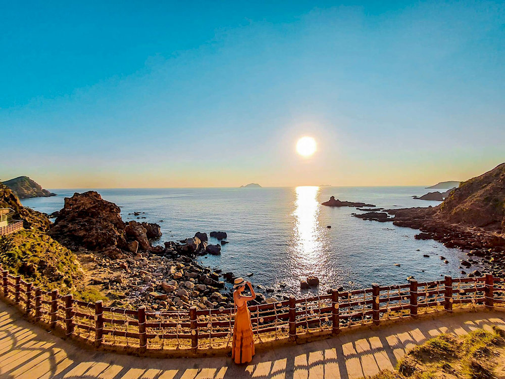 Eo Gio Beach fascinates all who visit with its dramatic cliffs wrapped around calm blue waters