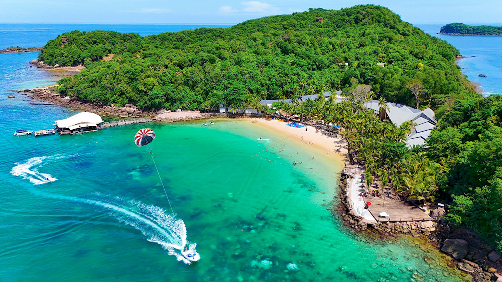 Southern Vietnam, including bustling Ho Chi Minh City and tropical islands like Phu Quoc, enjoys consistent temperatures year-round.