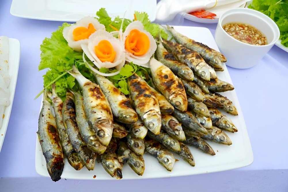 Cá trích nướng muối ớt thơm ngon, cay nồng