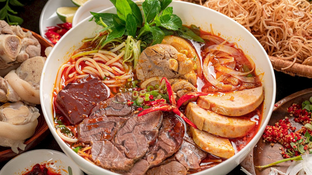 Tô bún nóng hổi ngọt thanh vị xương