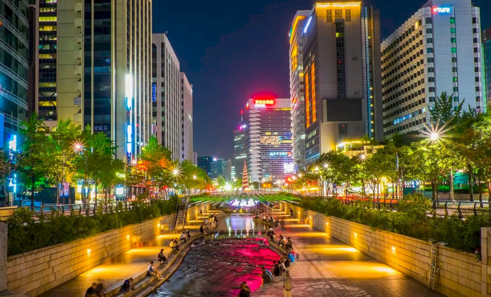Dạo dọc sông Cheonggyecheon về đêm