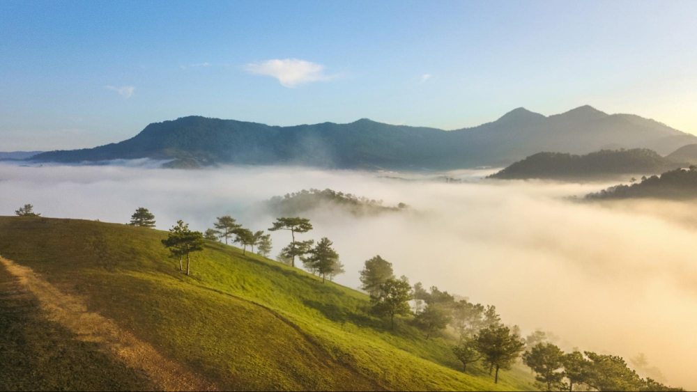 Đồi Thiên Phúc Đức vào một ngày đầy mây